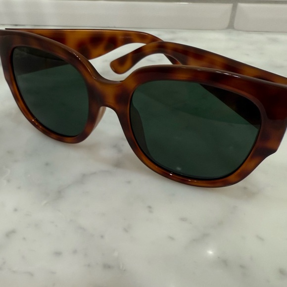 Gucci Sunglasses. Tortoise. Authentic. EC. Case included. 54mm frame. - Picture 4 of 15